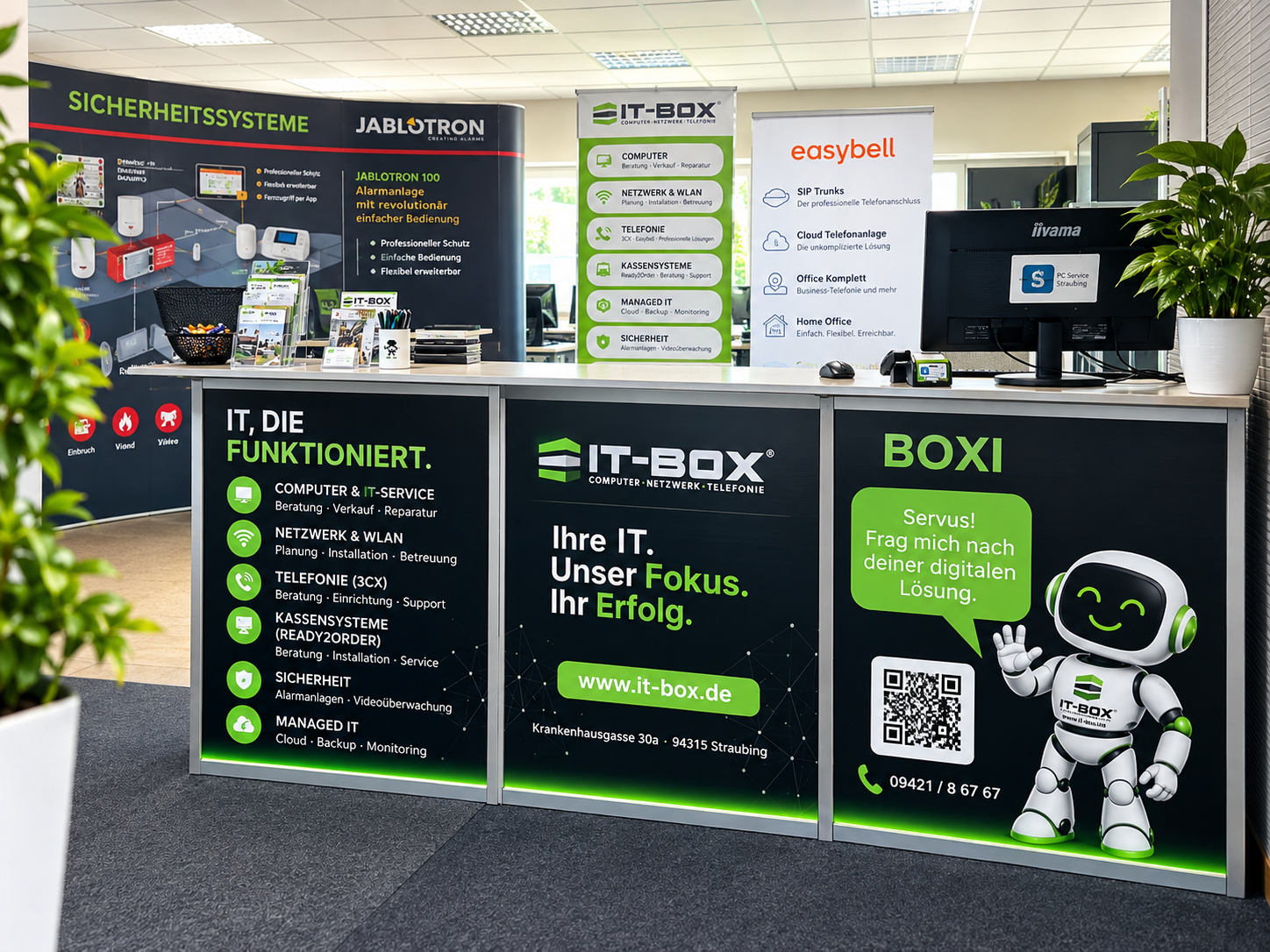 Blick auf die IT-Box-Service-Theke mit Informationsaufstellern